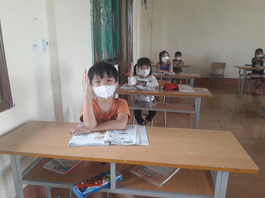 Lớp học đặc biệt ngày đầu tiên trong khu cách ly của 29 học sinh F1 ở Quảng Bình