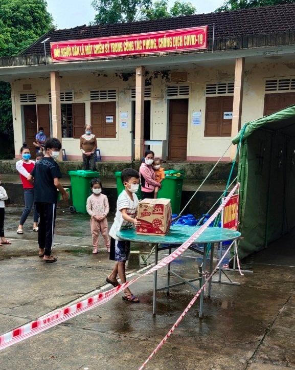 Lớp học đặc biệt ngày đầu tiên trong khu cách ly của 29 học sinh F1 ở Quảng Bình