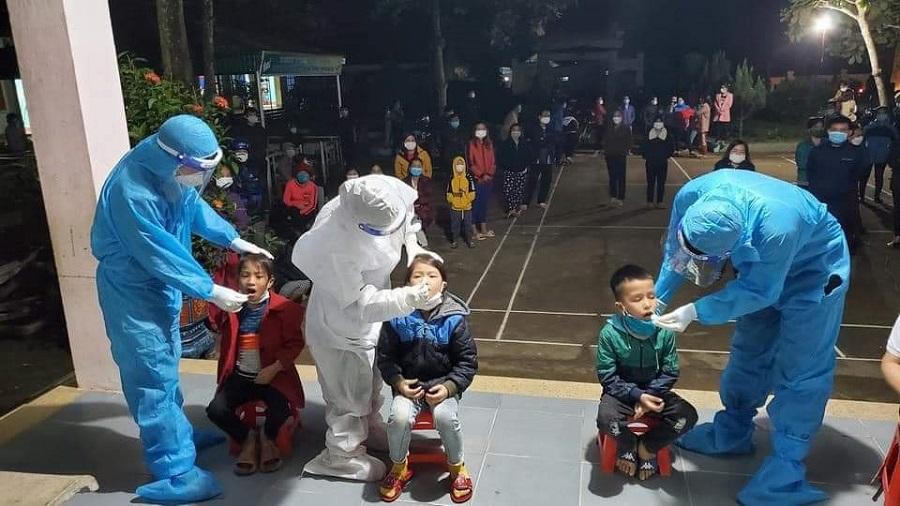 Xuất hiện nhiều ca dương tính mới, huyện miền núi tỉnh Quảng Bình thần tốc, mở rộng truy vết xuyên đêm