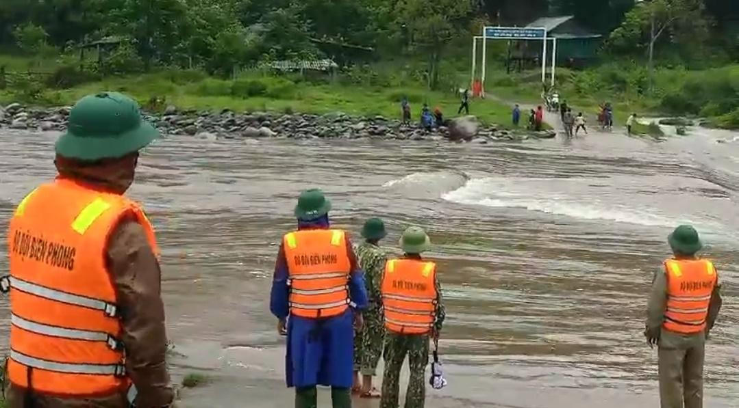 Mưa lớn, làm chia cắt cục bộ đường vào các bản làng huyện miền núi Quảng Bình