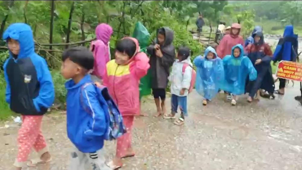 Mưa lớn, làm chia cắt cục bộ đường vào các bản làng huyện miền núi Quảng Bình