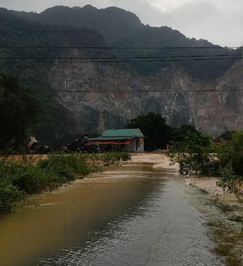 Mưa lớn, làm chia cắt cục bộ đường vào các bản làng huyện miền núi Quảng Bình
