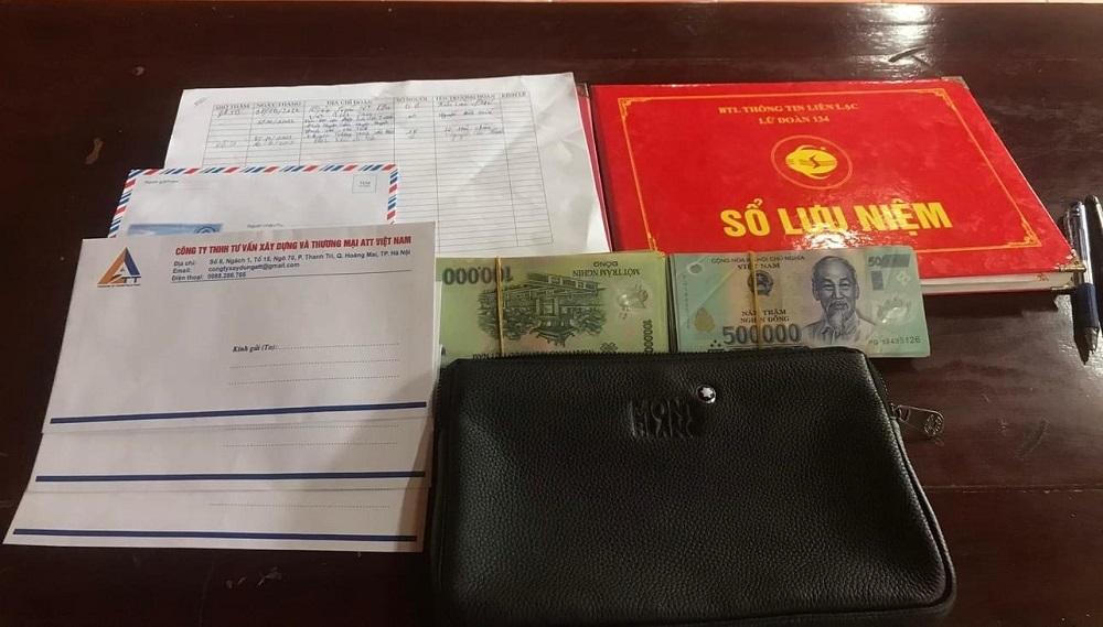 Nhặt được ví tiền cán bộ văn hóa xã tìm người trả lại