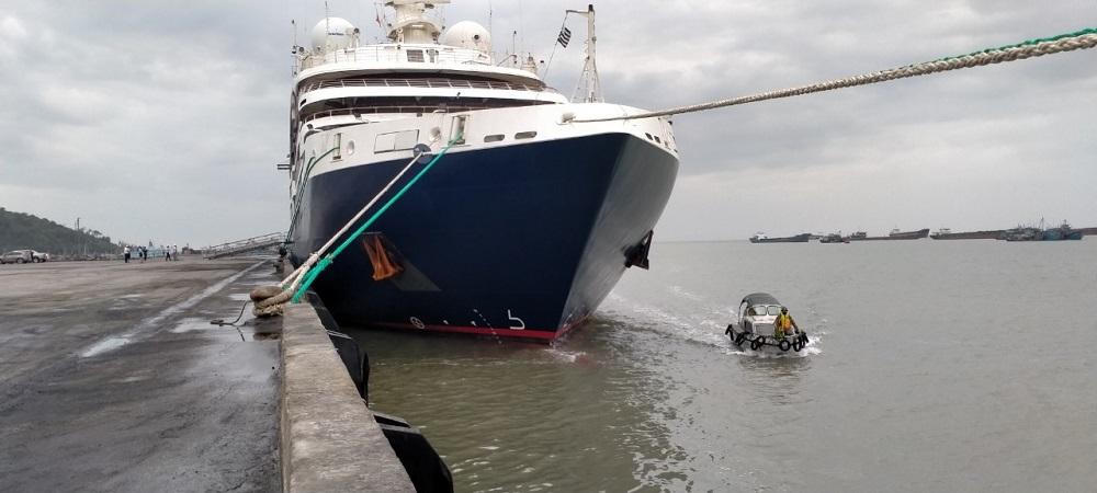 Quảng Bình lần đầu tiên đón siêu du thuyền Quốc tế cao cấp