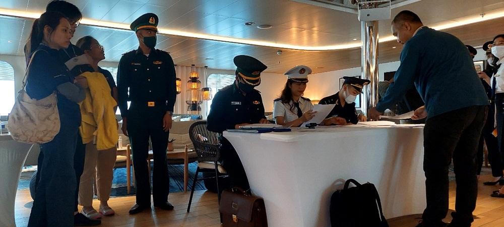 Quảng Bình lần đầu tiên đón siêu du thuyền Quốc tế cao cấp