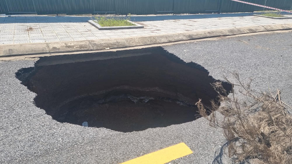 Xuất hiện hố sụt lớn giữa đường ra bãi tắm Khe Chuối ở Quảng Bình