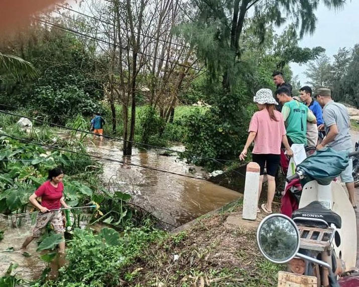 Hàng chục tấn cá lóc của người dân Quảng Bình trôi theo mưa lũ
