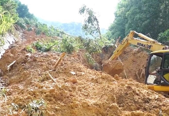 Thông tuyến Quốc lộ 9C sau 4 ngày ách tắc vì mưa lũ