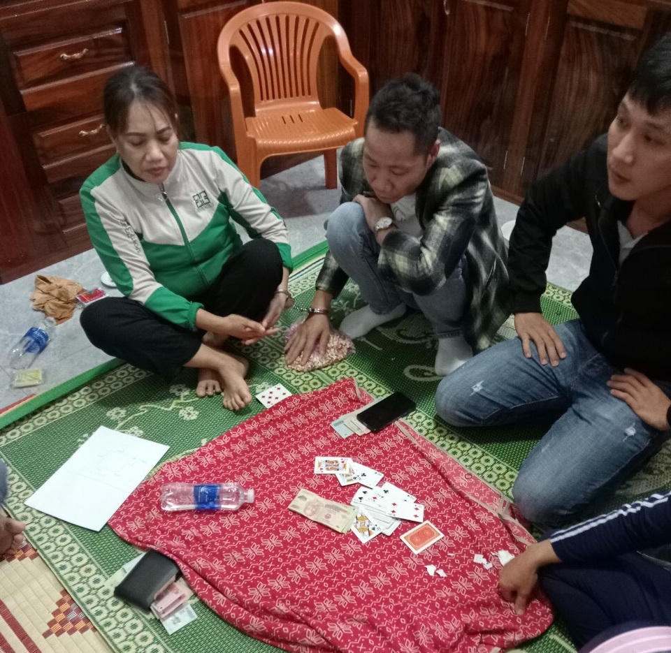 Đang sát phạt nhau trên chiếu bạc, 5 đối tượng bị bắt