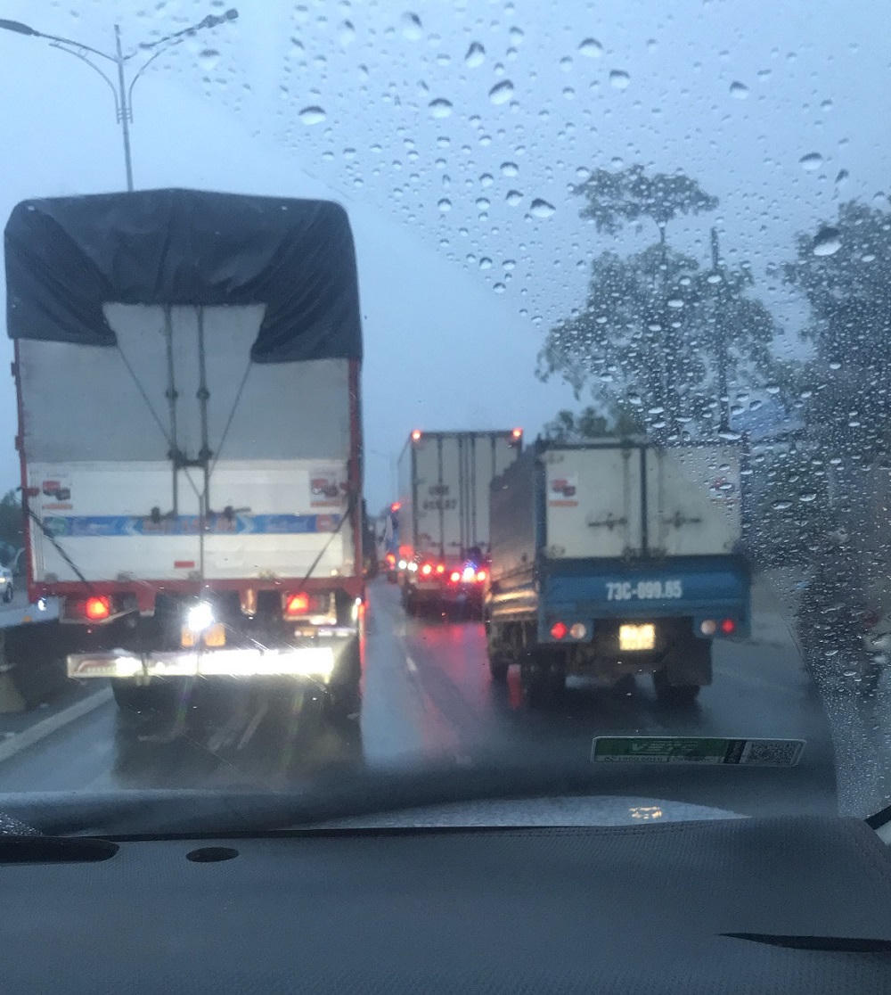 Ô tô tải và xe khách biến dạng sau va chạm, 2 người chết, 13 người bị thương