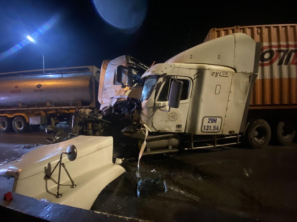 Ô tô tải và xe khách biến dạng sau va chạm, 2 người chết, 13 người bị thương