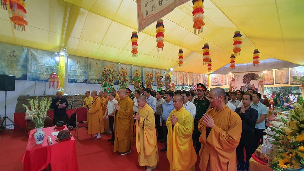 Tổ chức Lễ cầu siêu các anh hùng liệt sĩ tại Hang Tám Cô