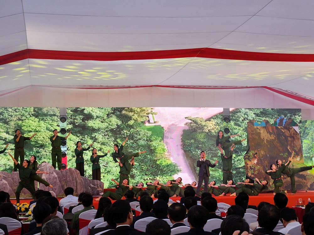 Trang nghiêm Lễ tưởng niệm 50 năm ngày hy sinh của các AHLS tại Hang Tám TNXP và Đường 20 Quyết Thắng