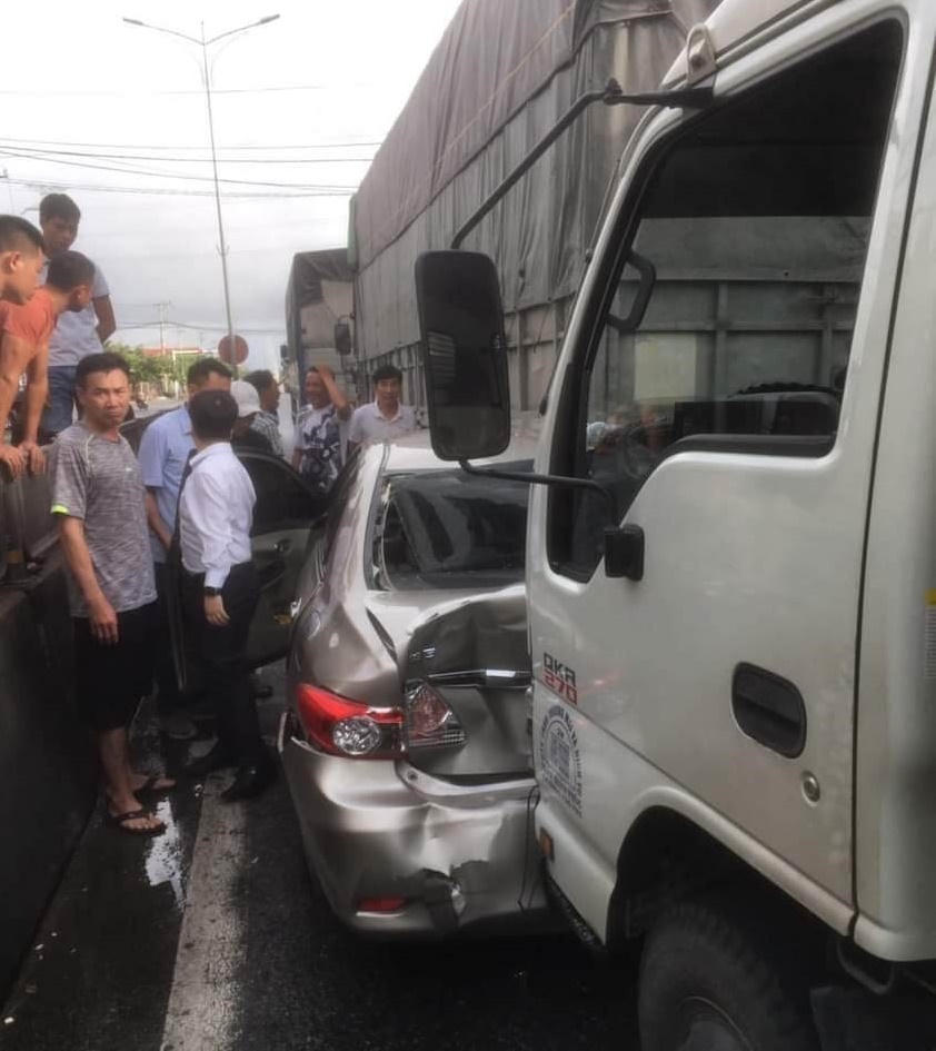 Dừng đèn đỏ, xe con bị xe thư báo húc rúc đuôi xe tải