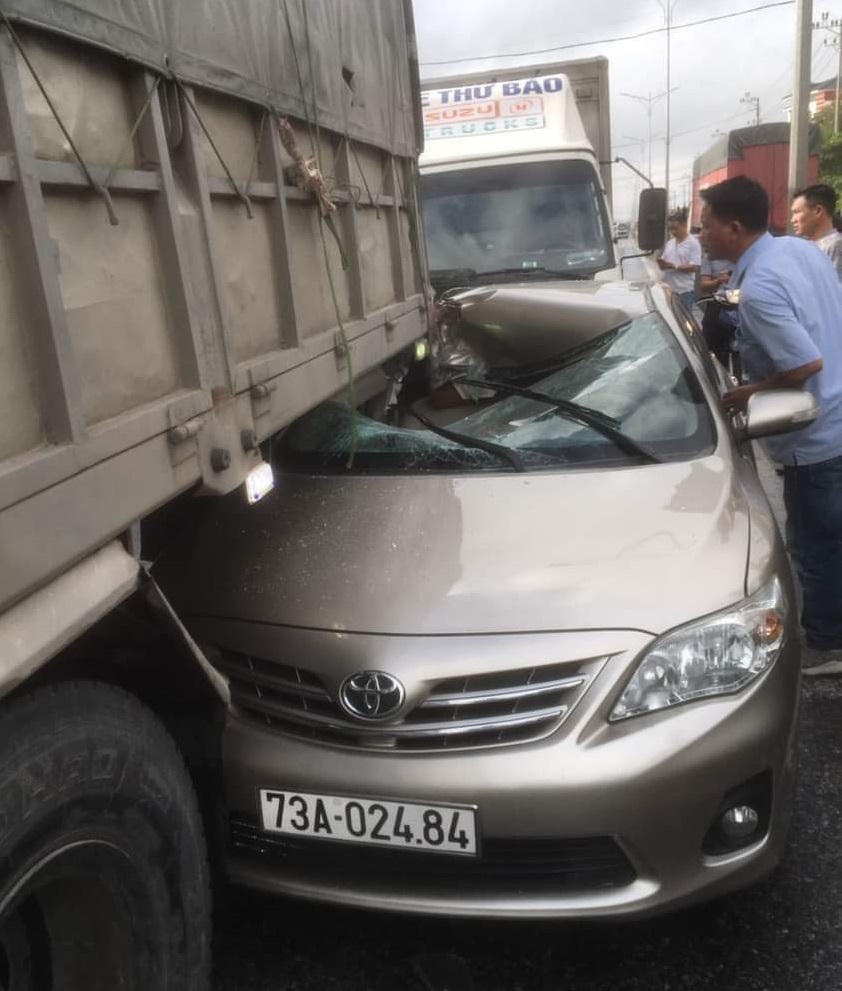 Dừng đèn đỏ, xe con bị xe thư báo húc rúc đuôi xe tải