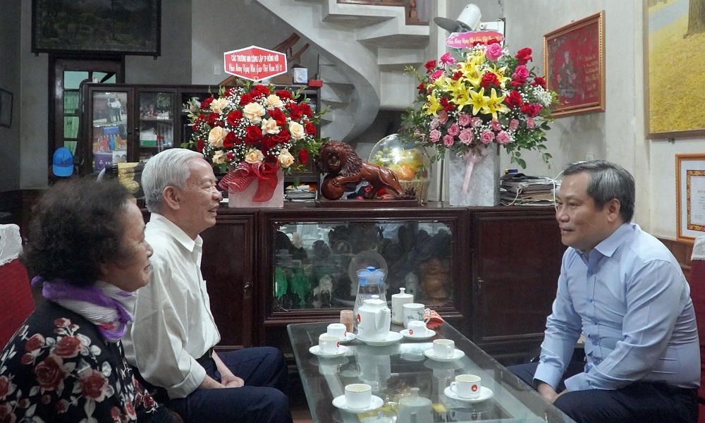 Bí thư Tỉnh ủy Quảng Bình thăm chúc mừng một số trường học, nhà giáo tiêu biểu trên địa bàn