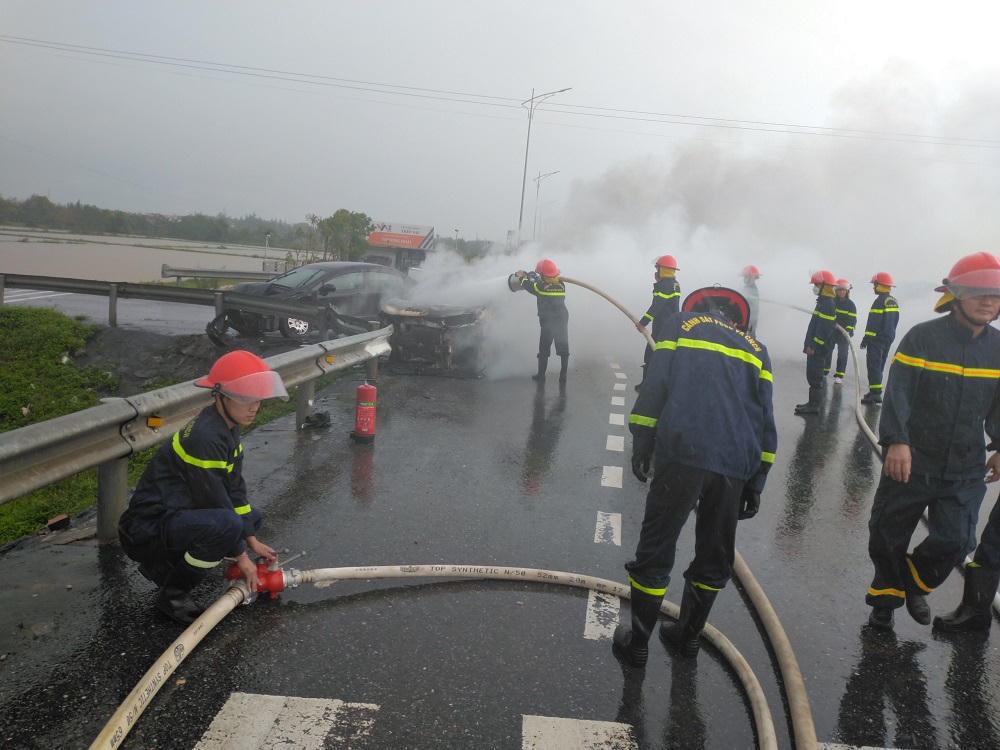 Xe ô tô con bốc cháy trơ khung sau tai nạn giao thông