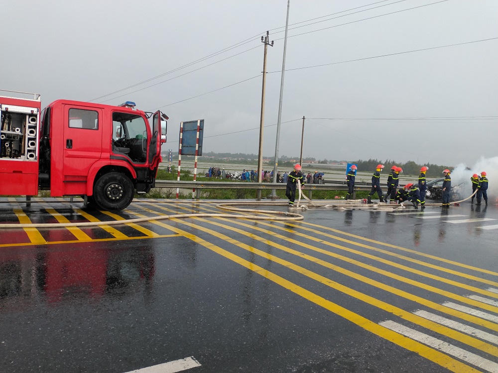 Xe ô tô con bốc cháy trơ khung sau tai nạn giao thông