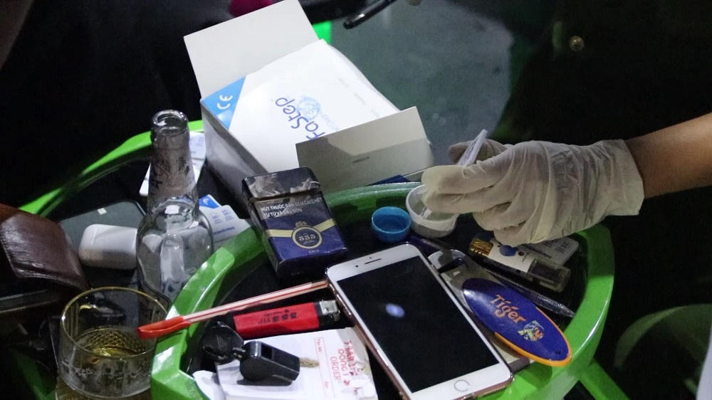 Gần 100 cán bộ chiến sỹ kiểm tra “7 Bar Station” phát hiện 25 nam nữ dương tính ma túy