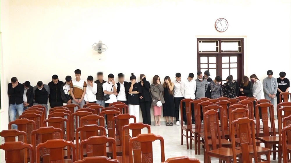 Gần 100 cán bộ chiến sỹ kiểm tra “7 Bar Station” phát hiện 25 nam nữ dương tính ma túy