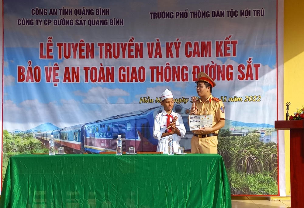 Quảng Bình đẩy mạnh tuyên truyền pháp luật về TTATGT đường sắt