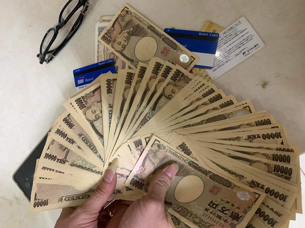 Nhặt được gần 200 triệu đồng, tài xế ô tô tìm khách đánh rơi trả lại