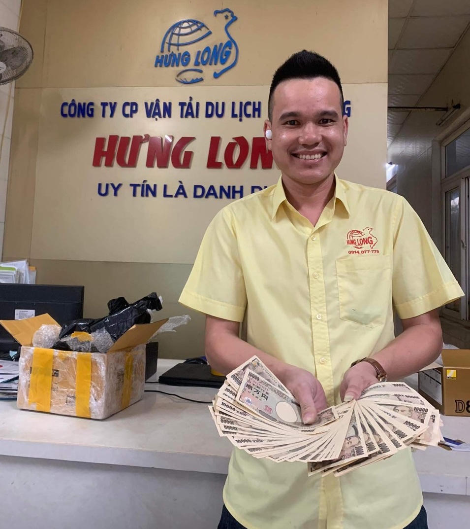 Nhặt được gần 200 triệu đồng, tài xế ô tô tìm khách đánh rơi trả lại