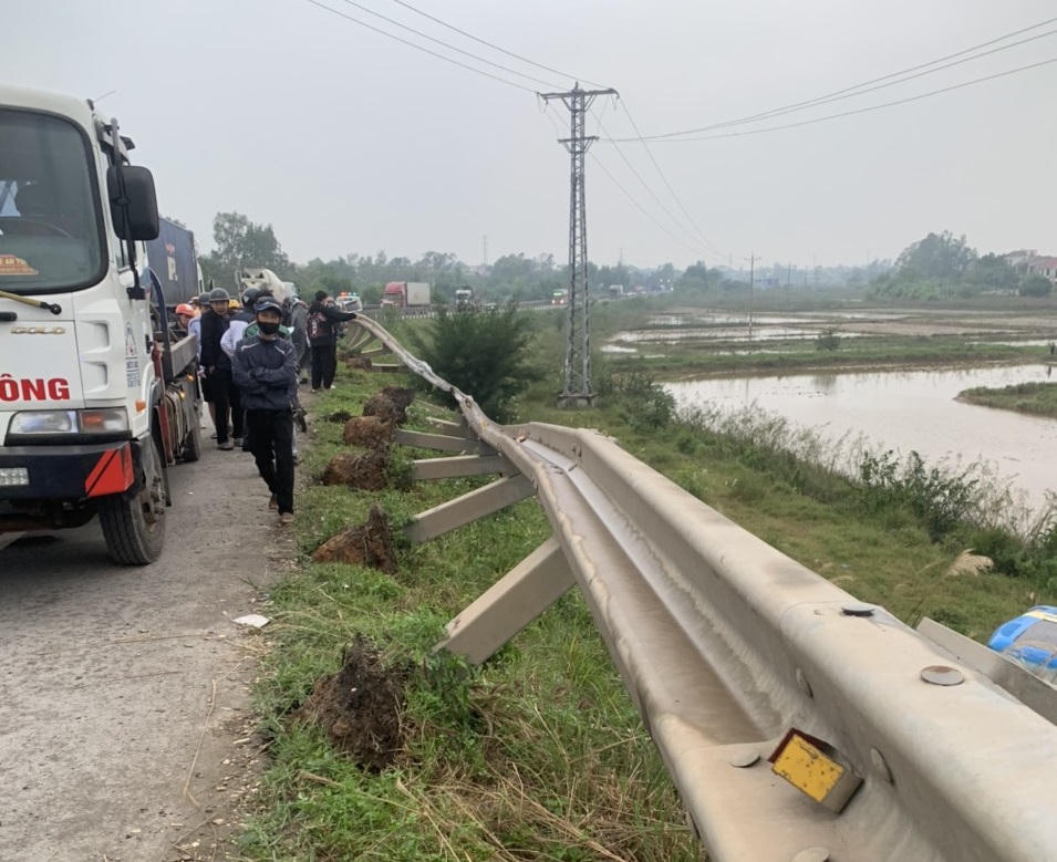 Xe ô tô khách tông liên hoàn trên tuyến tránh TP. Đồng Hới khiến 3 người bị thương