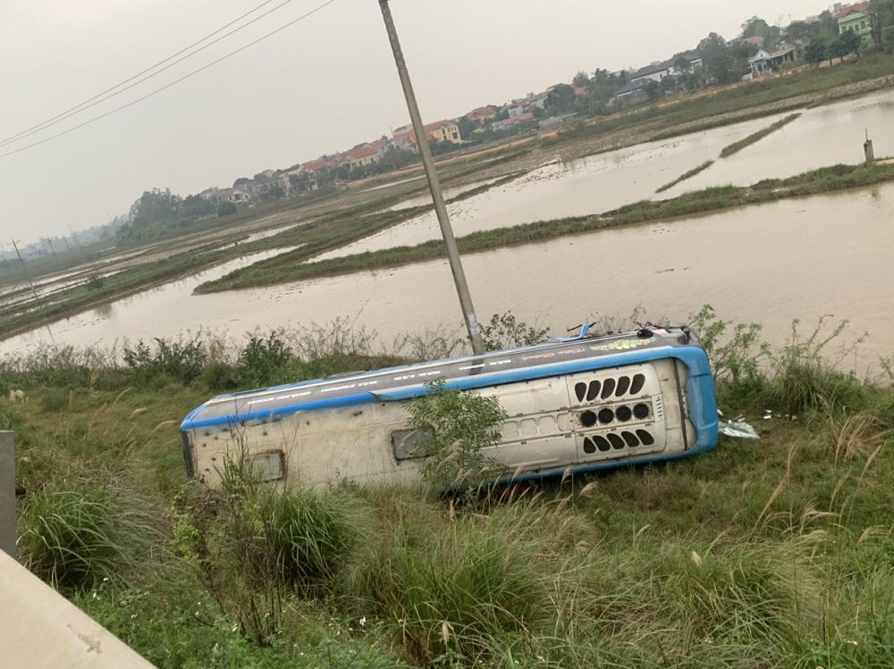 Xe ô tô khách tông liên hoàn trên tuyến tránh TP. Đồng Hới khiến 3 người bị thương