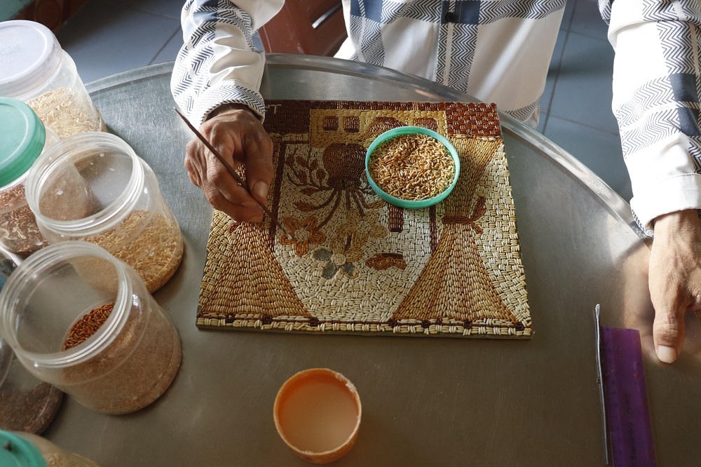 Độc đáo tranh hạt gạo của người đàn ông khuyết tật