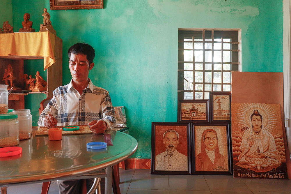 Độc đáo tranh hạt gạo của người đàn ông khuyết tật