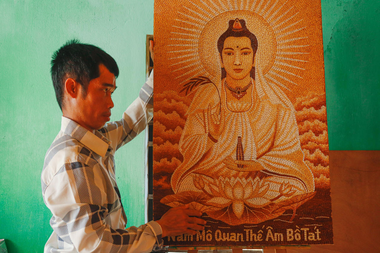 Độc đáo tranh hạt gạo của người đàn ông khuyết tật