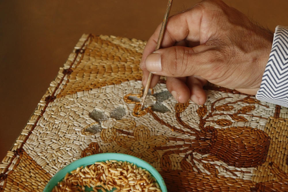 Độc đáo tranh hạt gạo của người đàn ông khuyết tật