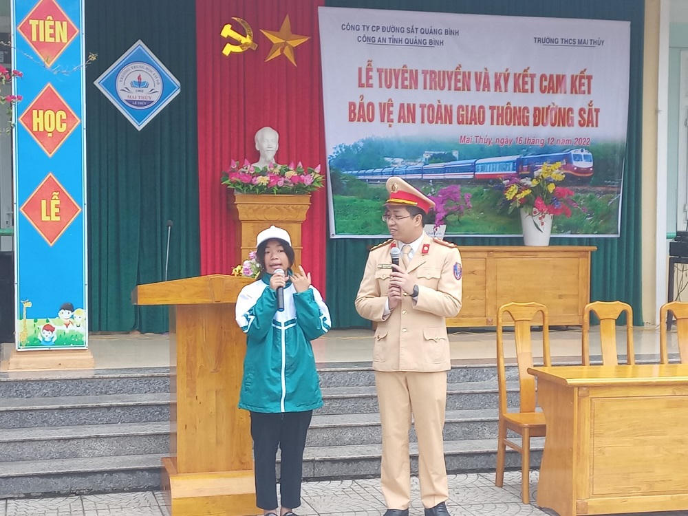 Tuyên truyền pháp luật về TTATGT đường sắt cho học sinh 