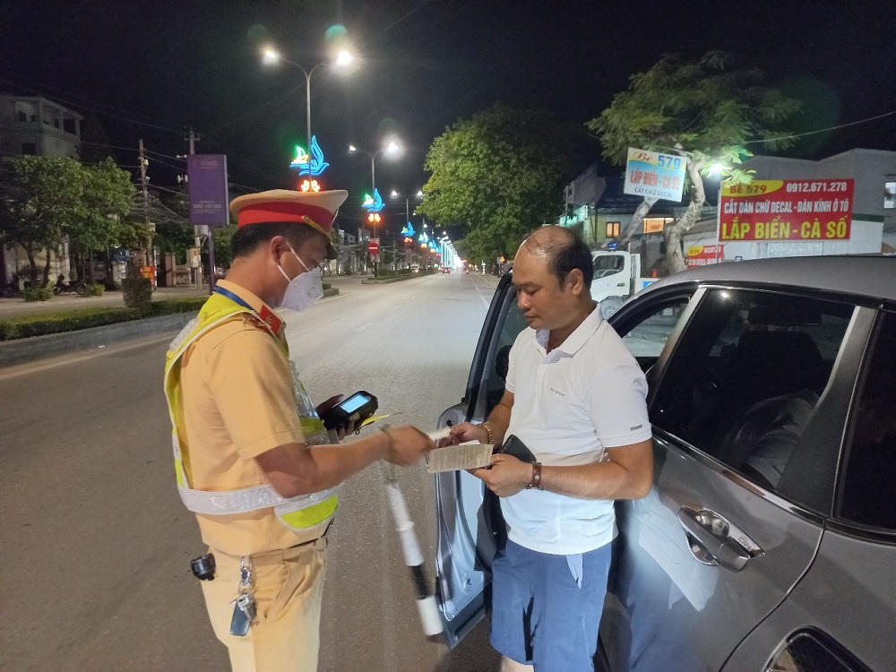 Quảng Bình: Xử lý gần 900 tài xế, phạt tiền hơn 3 tỷ đồng sau 1 tháng cao điểm