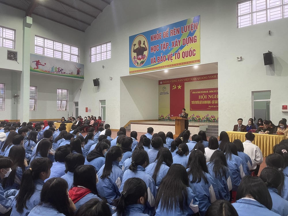 Gần 1.000 học sinh, giáo viên Quảng Bình được tuyên truyền Luật An ninh mạng và Luật Giao thông đường bộ