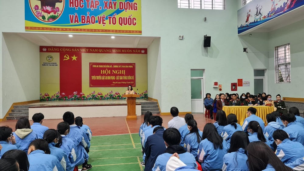 Gần 1.000 học sinh, giáo viên Quảng Bình được tuyên truyền Luật An ninh mạng và Luật Giao thông đường bộ