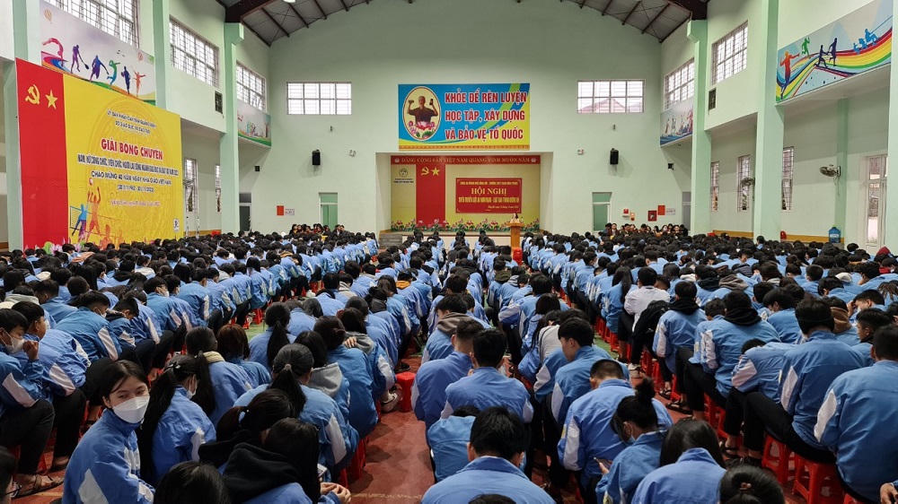 Gần 1.000 học sinh, giáo viên Quảng Bình được tuyên truyền Luật An ninh mạng và Luật Giao thông đường bộ