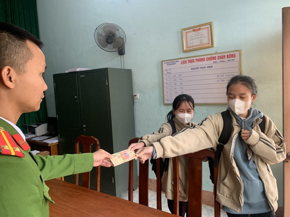 Xúc động thư của người đánh rơi gần 10 triệu đồng gửi 2 nữ sinh Quảng Bình