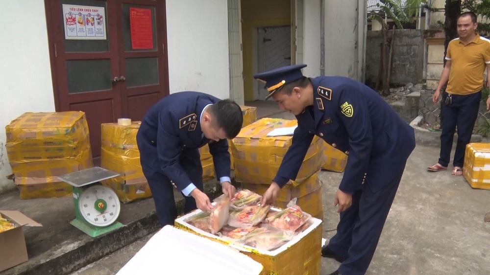 Tạm giữ lô hàng thực phẩm không rõ nguồn gốc, trị giá khoảng 1 tỷ đồng