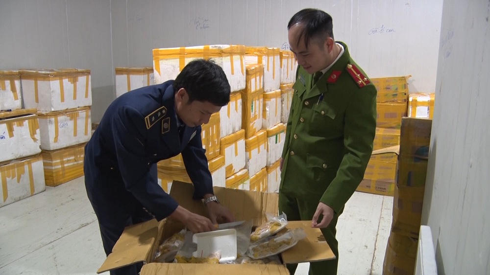 Tạm giữ lô hàng thực phẩm không rõ nguồn gốc, trị giá khoảng 1 tỷ đồng