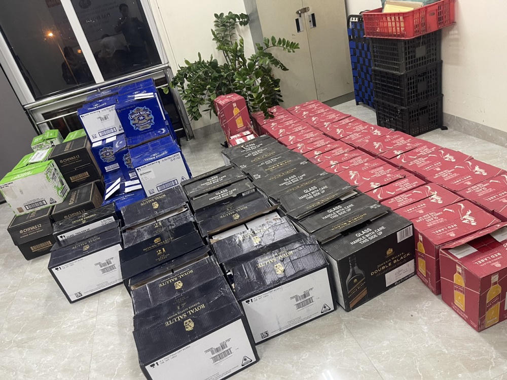 Bắt giữ gần 900 chai rượu ngoại được ngụy trang trong xe tải chở thanh long