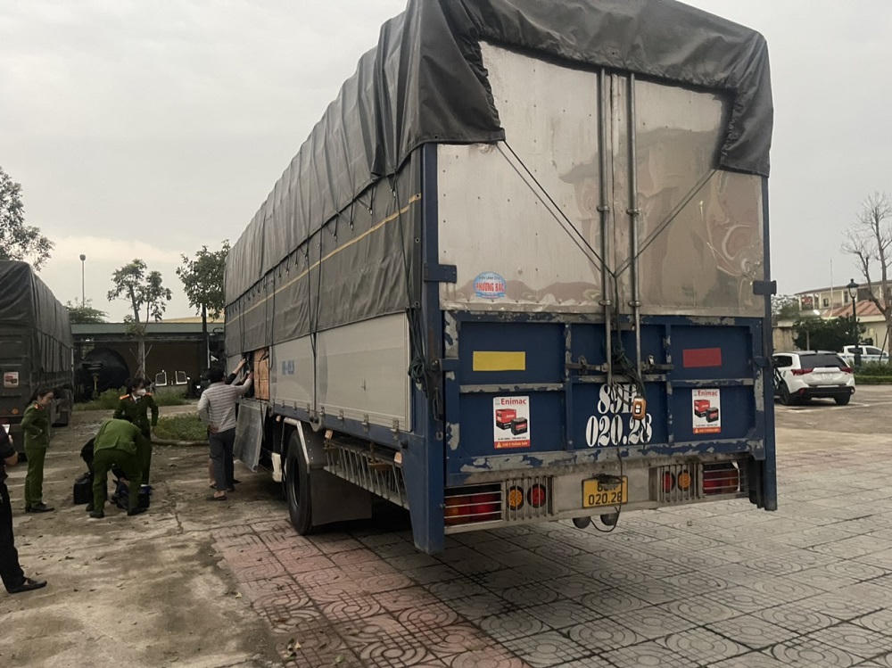 Bắt giữ gần 900 chai rượu ngoại được ngụy trang trong xe tải chở thanh long