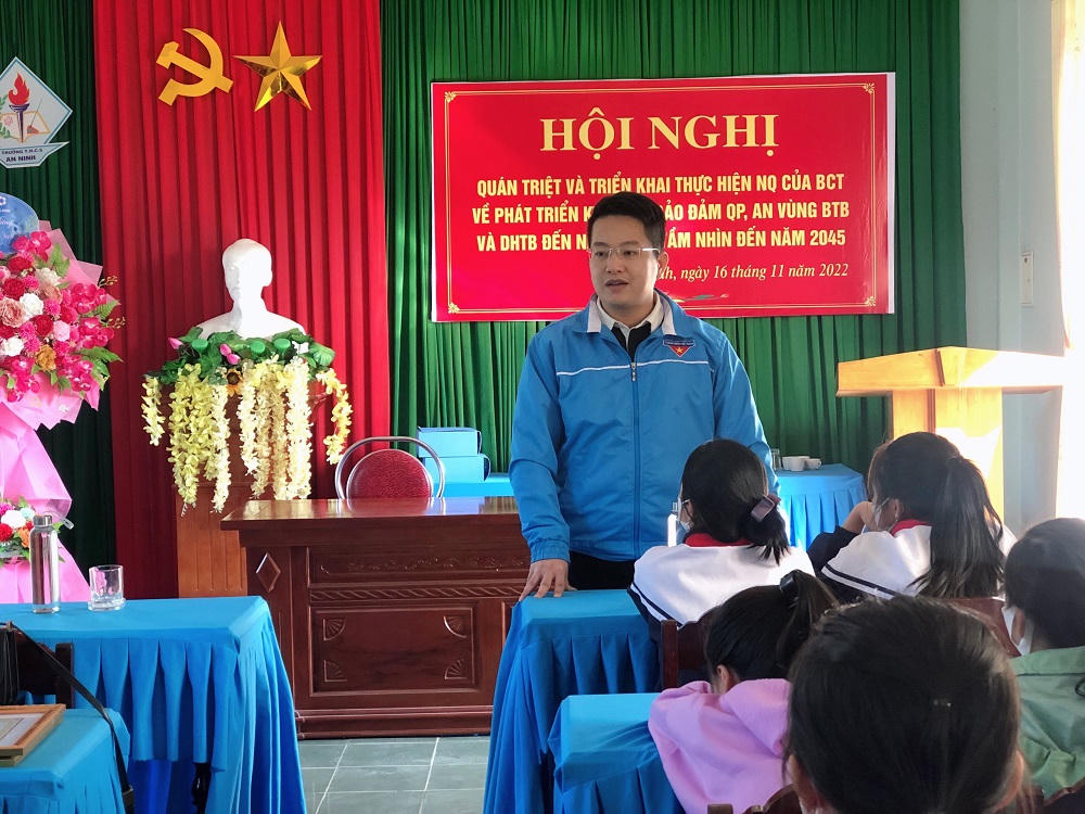 Quảng Bình: Tuyên dương hai học sinh “nhặt được của rơi, trả người đánh mất”