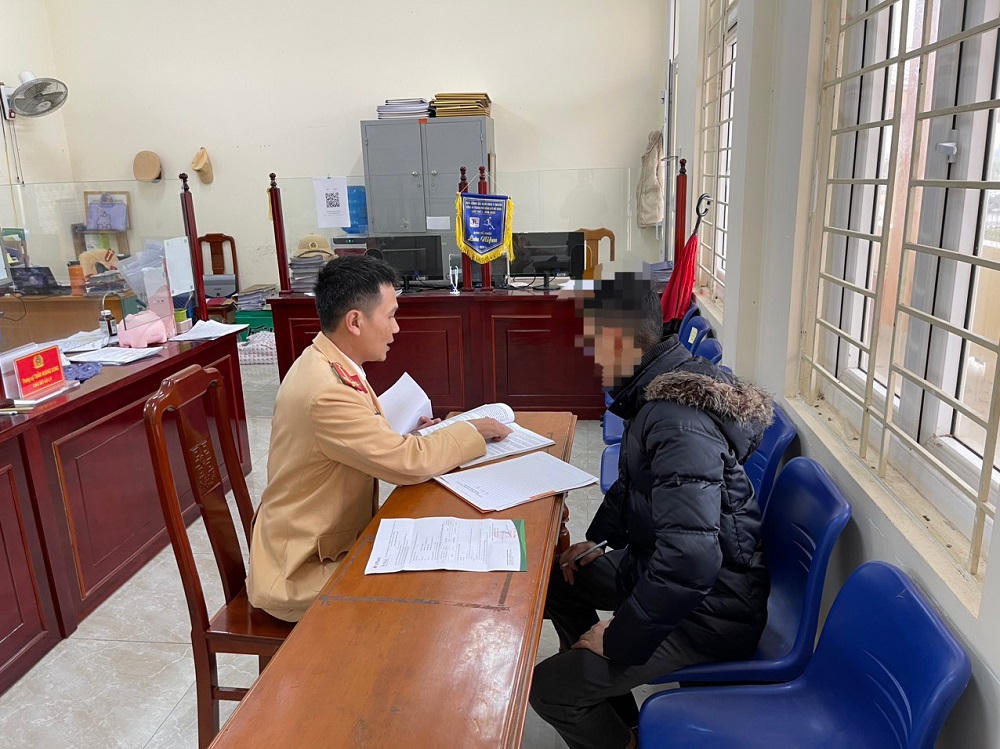 Tài xế xe ô tô chở sắt diễu hành trên phố bị phạt 3 triệu, tước giấy phép lái xe 2 tháng