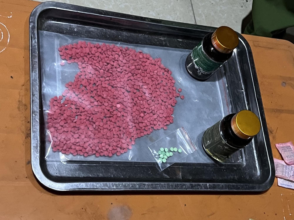 Bắt đối tượng từng có tiền án, tàng trữ gần 1.400 viên ma tuý