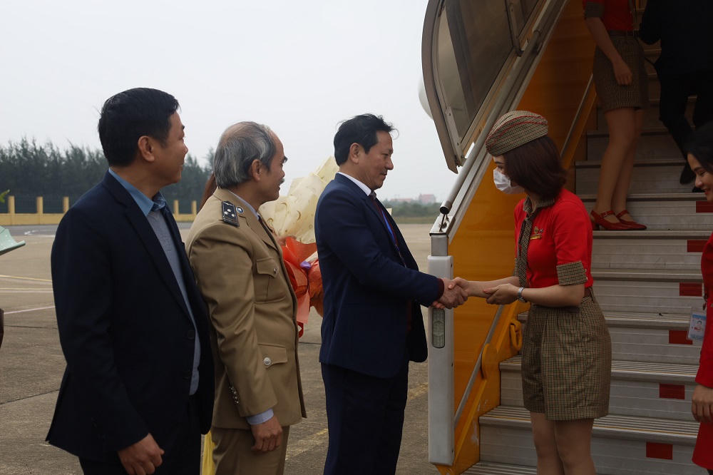 Sân bay cả nước vui từng bừng chào đón khách "xông đất" đầu năm