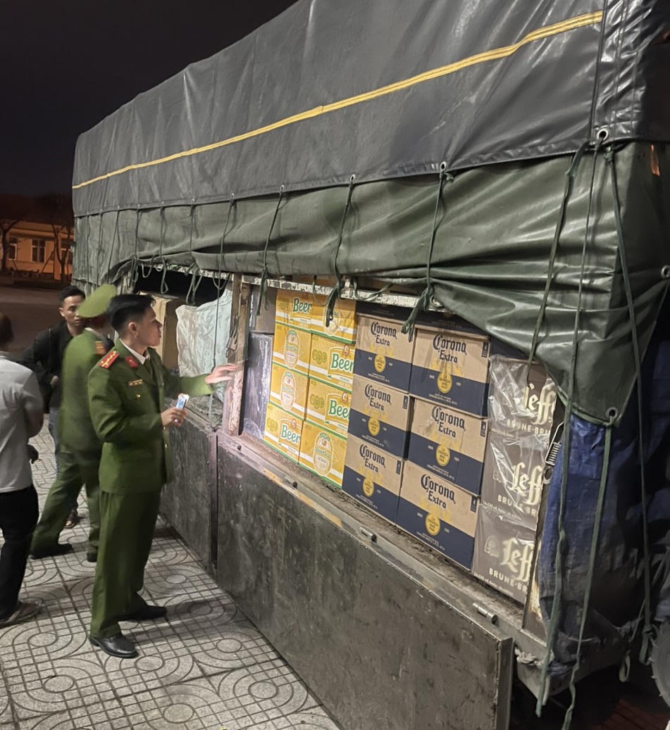 Bắt giữ xe ô tô tải vận chuyển nhiều hàng hóa không hóa đơn chứng từ