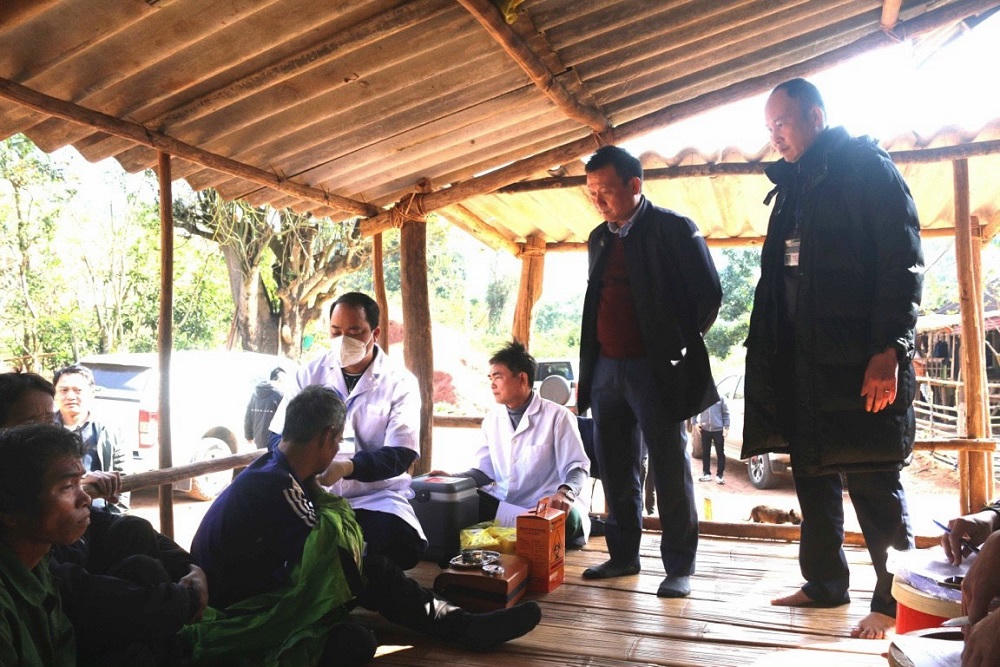 Vượt Trường Sơn lên bản biên giới tiêm vaccine phòng COVID-19