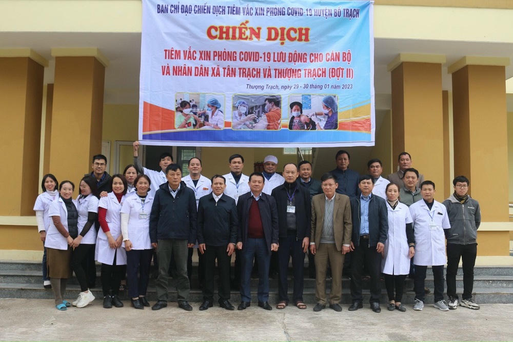 Vượt Trường Sơn lên bản biên giới tiêm vaccine phòng COVID-19